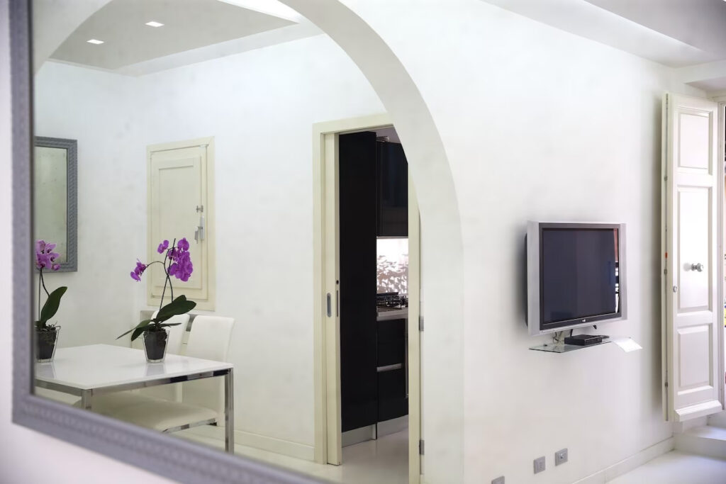 White Style Alcove